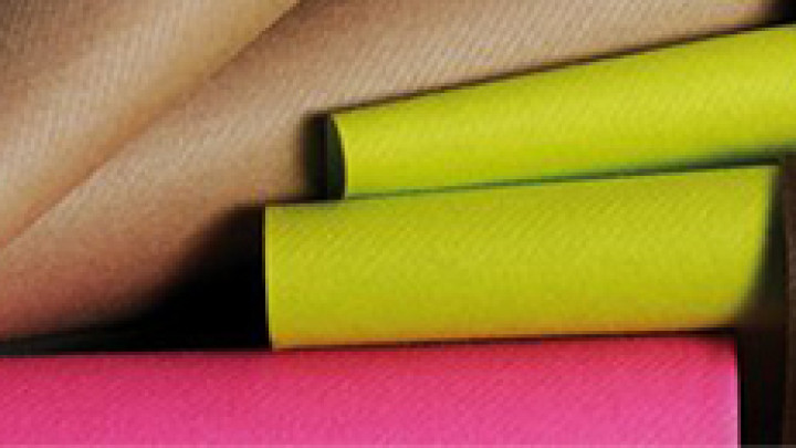 Rouleaux de nappage de différentes couleurs