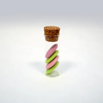 Eprouvette en verre transparente fond blanc
